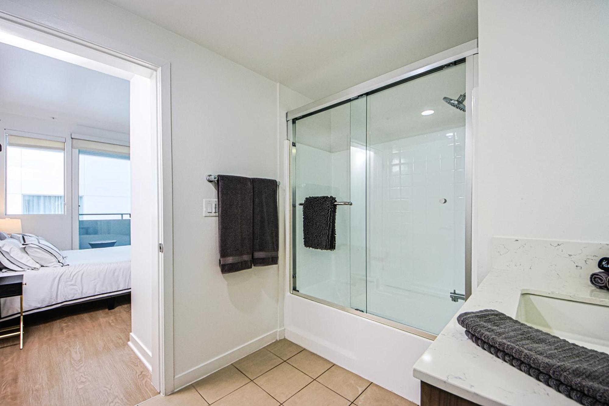 The Carlton- Modern-Luxury 2 Master Suites In Hrt Of Sm Steps To Ocean Ave ロサンゼルス エクステリア 写真